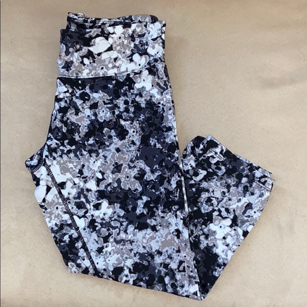 Calvin Klein flowered print half leg leggings